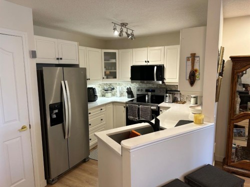 3338-1818 Simcoe Boulevard Sw, Calgary, AB - Indoor Photo Showing Kitchen
