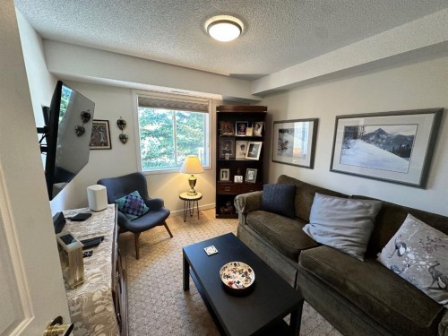 3338-1818 Simcoe Boulevard Sw, Calgary, AB - Indoor Photo Showing Living Room
