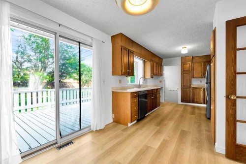 7819 7 Street Sw, Calgary, AB - Indoor Photo Showing Kitchen