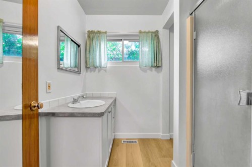 7819 7 Street Sw, Calgary, AB - Indoor Photo Showing Bathroom