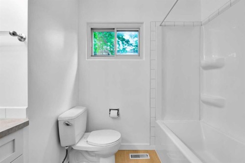 7819 7 Street Sw, Calgary, AB - Indoor Photo Showing Bathroom