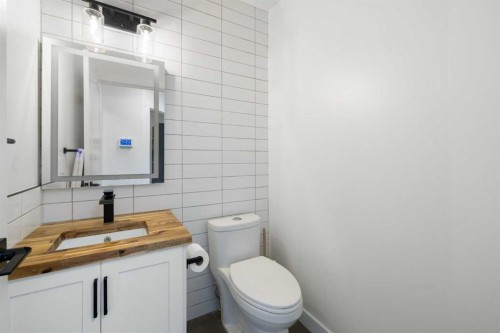 56 West Cedar Rise Sw, Calgary, AB - Indoor Photo Showing Bathroom