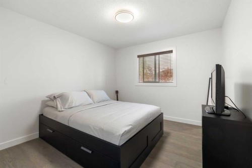 56 West Cedar Rise Sw, Calgary, AB - Indoor Photo Showing Bedroom