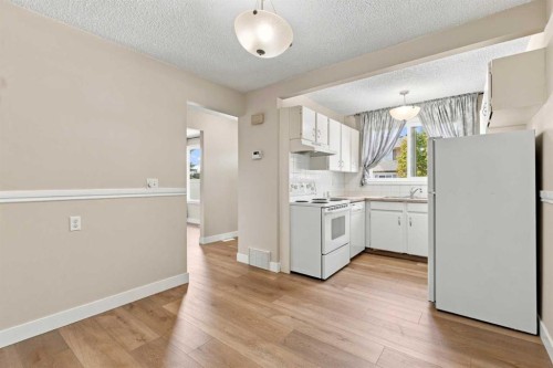35-740 Bracewood Drive Sw, Calgary, AB - Indoor Photo Showing Kitchen