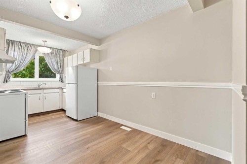35-740 Bracewood Drive Sw, Calgary, AB - Indoor Photo Showing Kitchen