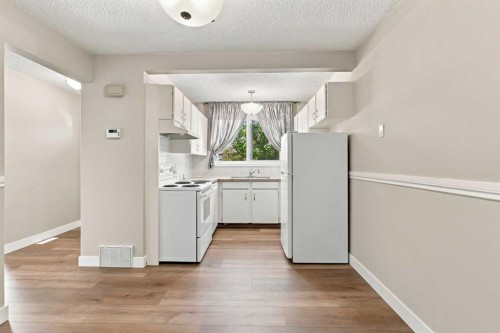 35-740 Bracewood Drive Sw, Calgary, AB - Indoor Photo Showing Kitchen