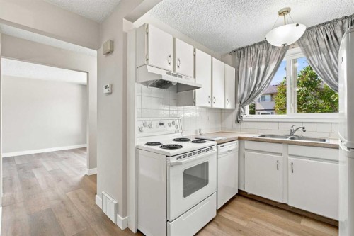 35-740 Bracewood Drive Sw, Calgary, AB - Indoor Photo Showing Kitchen With Double Sink