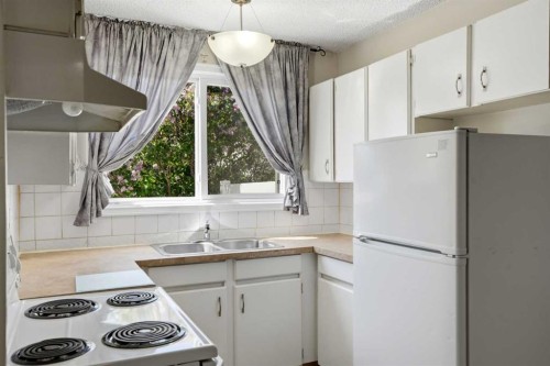 35-740 Bracewood Drive Sw, Calgary, AB - Indoor Photo Showing Kitchen With Double Sink