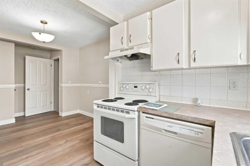 35-740 Bracewood Drive Sw, Calgary, AB - Indoor Photo Showing Kitchen