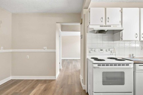35-740 Bracewood Drive Sw, Calgary, AB - Indoor Photo Showing Kitchen