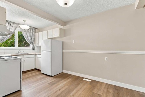 35-740 Bracewood Drive Sw, Calgary, AB - Indoor Photo Showing Kitchen