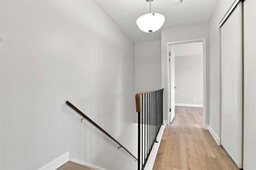 35-740 Bracewood Drive Sw, Calgary, AB - Indoor Photo Showing Other Room