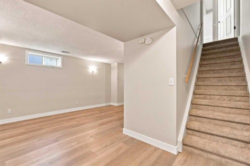 35-740 Bracewood Drive Sw, Calgary, AB - Indoor Photo Showing Other Room
