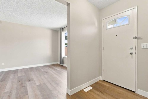 35-740 Bracewood Drive Sw, Calgary, AB - Indoor Photo Showing Other Room