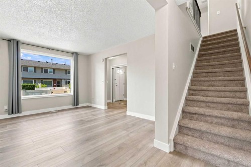 35-740 Bracewood Drive Sw, Calgary, AB - Indoor Photo Showing Other Room