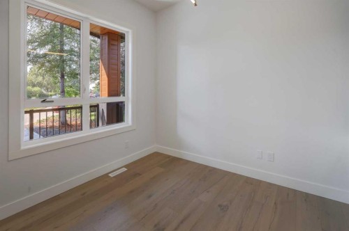 8 Carnarvon Way Nw, Calgary, AB - Indoor Photo Showing Other Room