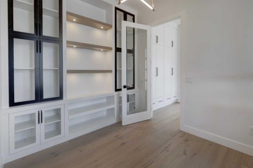 8 Carnarvon Way Nw, Calgary, AB - Indoor Photo Showing Other Room