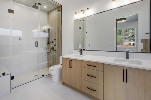 8 Carnarvon Way Nw, Calgary, AB - Indoor Photo Showing Bathroom