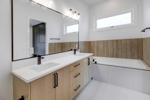 8 Carnarvon Way Nw, Calgary, AB - Indoor Photo Showing Bathroom