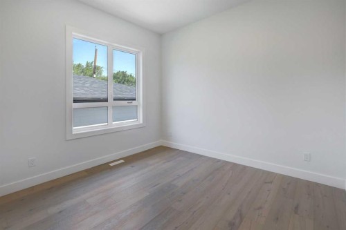 8 Carnarvon Way Nw, Calgary, AB - Indoor Photo Showing Other Room