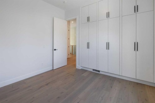 8 Carnarvon Way Nw, Calgary, AB - Indoor Photo Showing Other Room