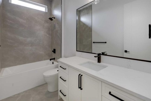8 Carnarvon Way Nw, Calgary, AB - Indoor Photo Showing Bathroom