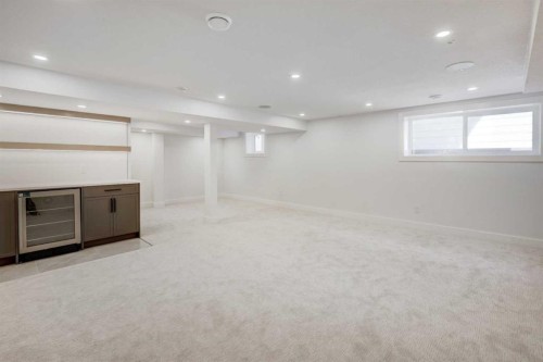 8 Carnarvon Way Nw, Calgary, AB - Indoor Photo Showing Other Room