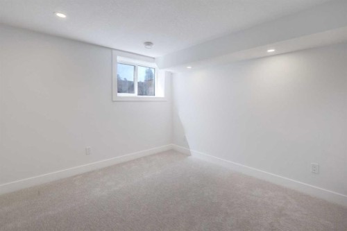 8 Carnarvon Way Nw, Calgary, AB - Indoor Photo Showing Other Room