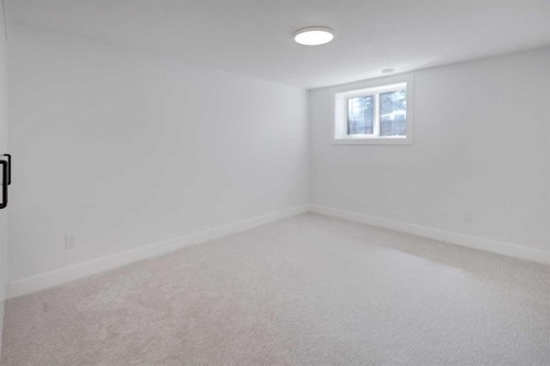 8 Carnarvon Way Nw, Calgary, AB - Indoor Photo Showing Other Room