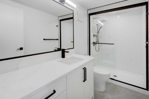 8 Carnarvon Way Nw, Calgary, AB - Indoor Photo Showing Bathroom