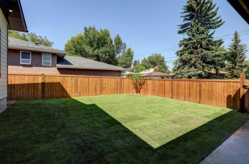 8 Carnarvon Way Nw, Calgary, AB - Outdoor With Backyard