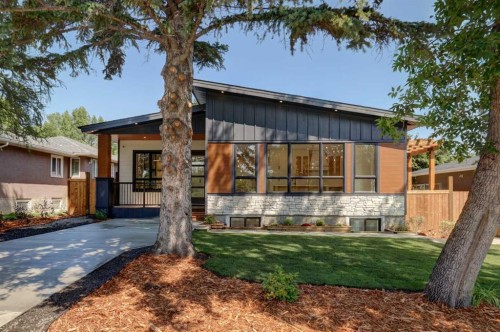8 Carnarvon Way Nw, Calgary, AB - Outdoor