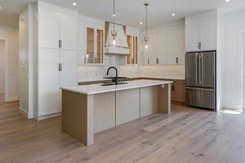 8 Carnarvon Way Nw, Calgary, AB - Indoor Photo Showing Kitchen With Upgraded Kitchen