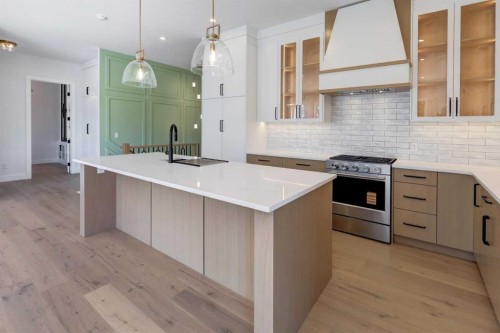 8 Carnarvon Way Nw, Calgary, AB - Indoor Photo Showing Kitchen With Upgraded Kitchen