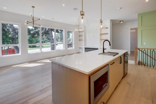 8 Carnarvon Way Nw, Calgary, AB - Indoor Photo Showing Kitchen With Upgraded Kitchen