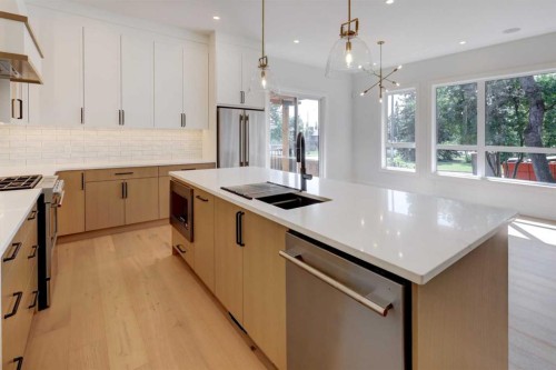 8 Carnarvon Way Nw, Calgary, AB - Indoor Photo Showing Kitchen With Double Sink With Upgraded Kitchen