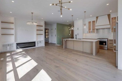 8 Carnarvon Way Nw, Calgary, AB - Indoor Photo Showing Kitchen With Upgraded Kitchen