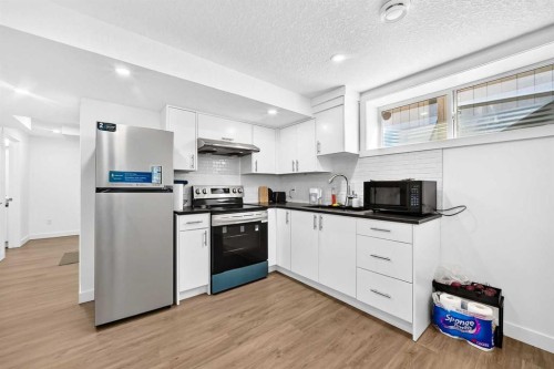 8 Skyview Point Terrace Ne, Calgary, AB - Indoor Photo Showing Kitchen