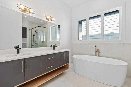 514 37 Street Sw, Calgary, AB - Indoor Photo Showing Bathroom