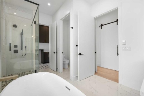 514 37 Street Sw, Calgary, AB - Indoor Photo Showing Bathroom