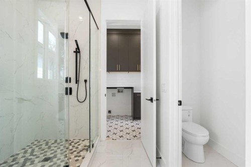 514 37 Street Sw, Calgary, AB - Indoor Photo Showing Bathroom