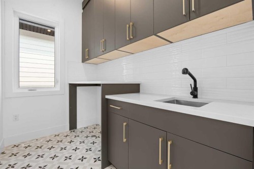 514 37 Street Sw, Calgary, AB - Indoor Photo Showing Kitchen