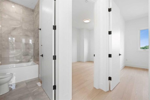 514 37 Street Sw, Calgary, AB - Indoor Photo Showing Bathroom