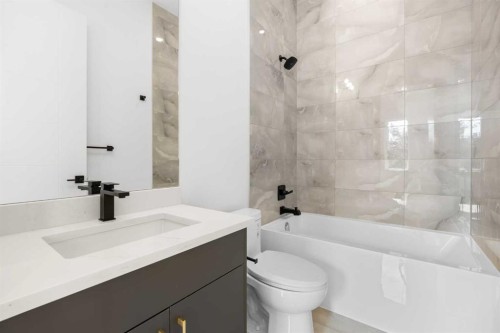 514 37 Street Sw, Calgary, AB - Indoor Photo Showing Bathroom