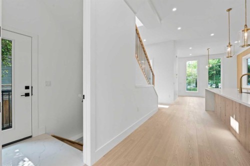 514 37 Street Sw, Calgary, AB - Indoor Photo Showing Other Room