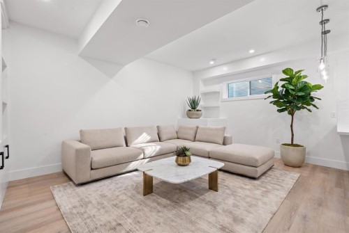514 37 Street Sw, Calgary, AB - Indoor Photo Showing Living Room