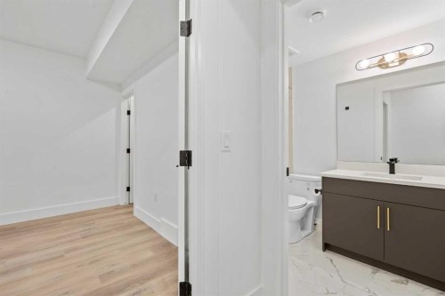514 37 Street Sw, Calgary, AB - Indoor Photo Showing Bathroom