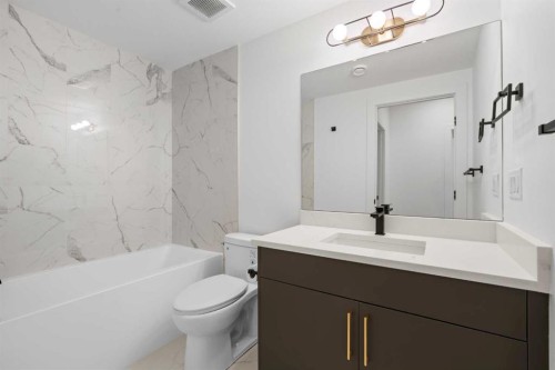 514 37 Street Sw, Calgary, AB - Indoor Photo Showing Bathroom