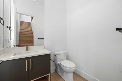 514 37 Street Sw, Calgary, AB - Indoor Photo Showing Bathroom