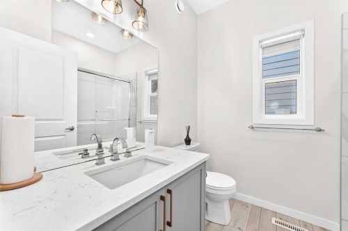 105 Magnolia Manor Se, Calgary, AB - Indoor Photo Showing Bathroom